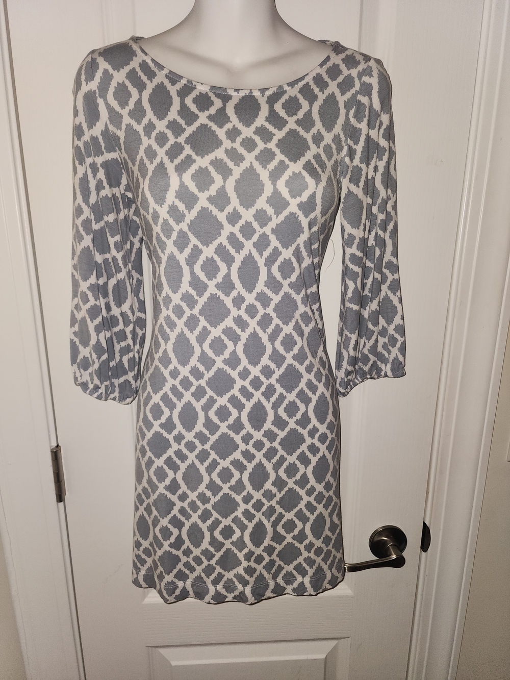 Women's Grey and White Patterned Shift Dress